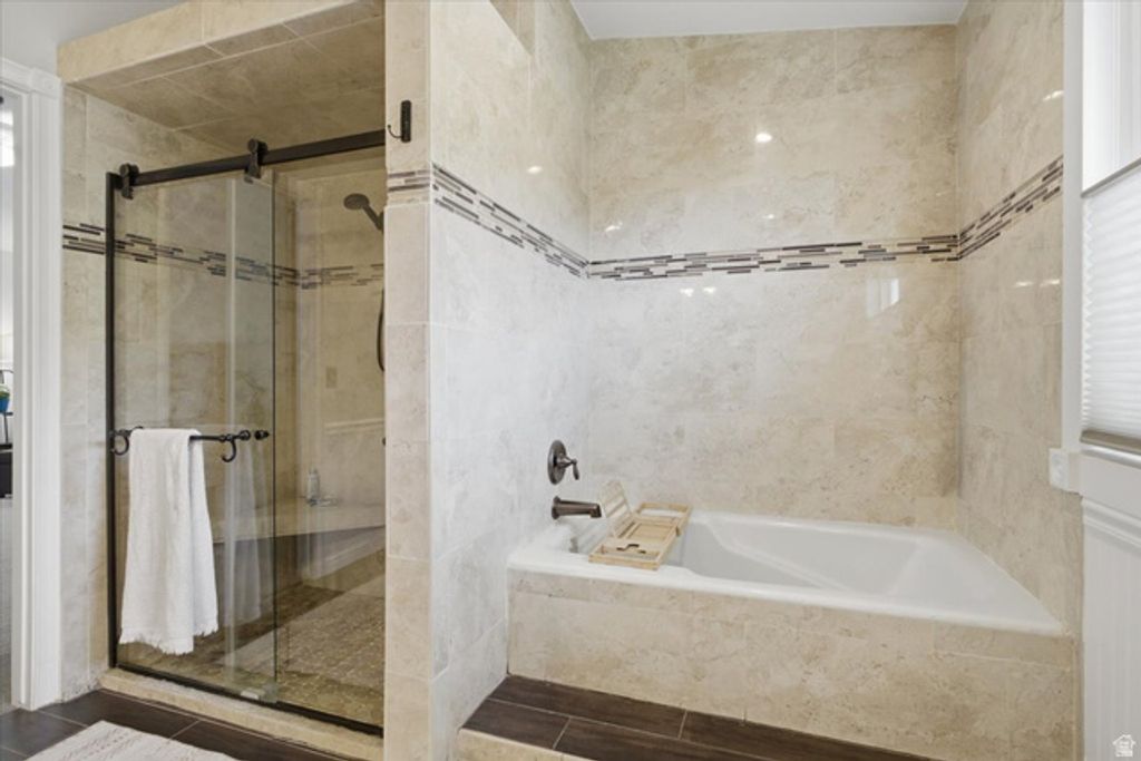 Image 21 of property listing at 11689 S OAK MANOR DR, Sandy, UT 84092