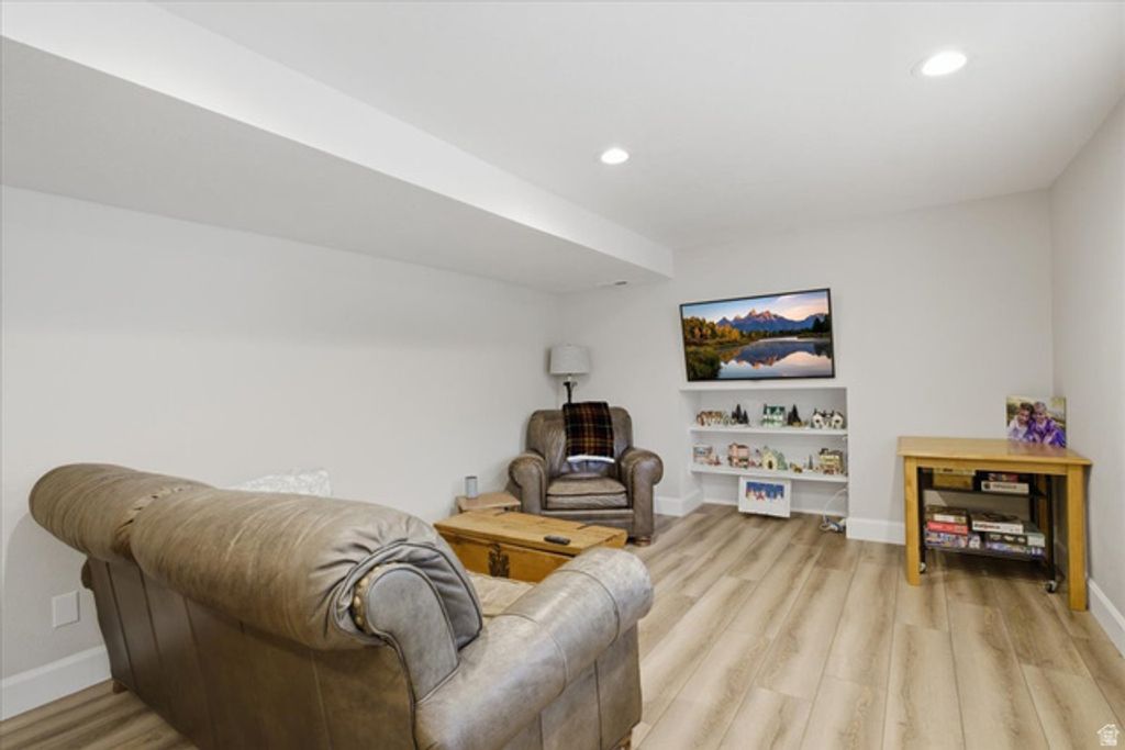 Image 28 of property listing at 11689 S OAK MANOR DR, Sandy, UT 84092