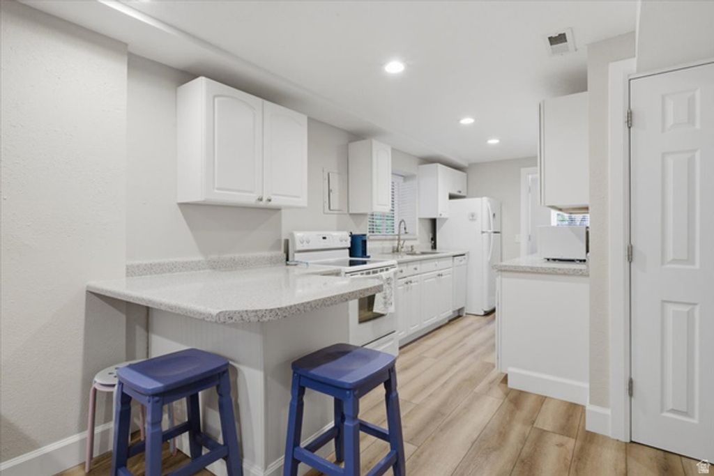 Image 31 of property listing at 11689 S OAK MANOR DR, Sandy, UT 84092