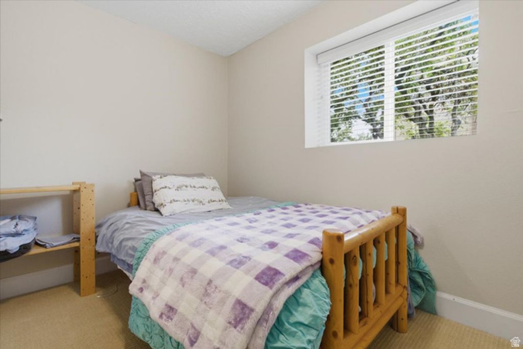 Image 35 of property listing at 11689 S OAK MANOR DR, Sandy, UT 84092