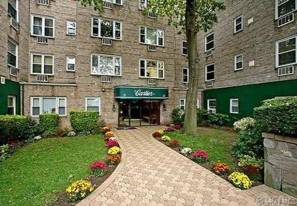 21 Bond Street 2C, Great Neck, NY 11021