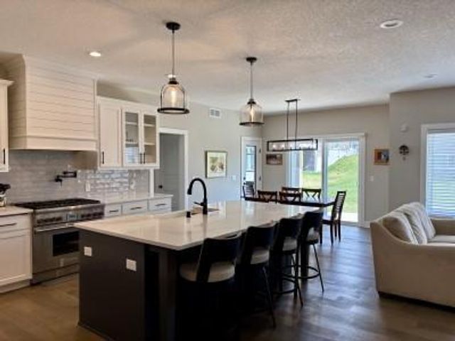 9613 W Wind Trail, Woodbury, MN 55129