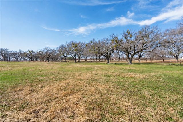 724 Gilliland Road, Springtown, TX 76082