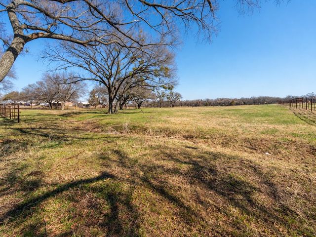724 Gilliland Road, Springtown, TX 76082