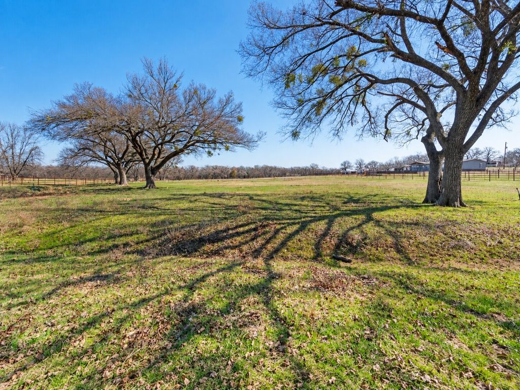 724 Gilliland Road, Springtown, TX 76082 — photo 3