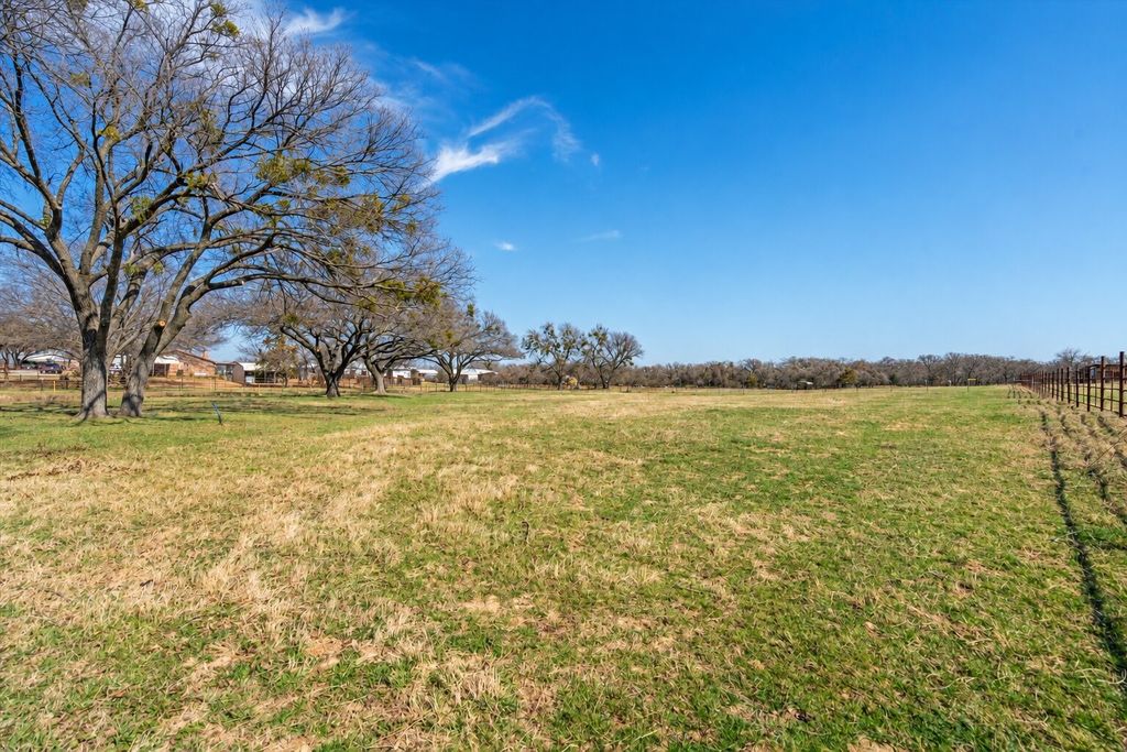 724 Gilliland Road, Springtown, TX 76082 — photo 5