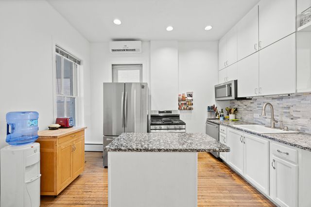2024 W Superior Street, Chicago, IL 60612