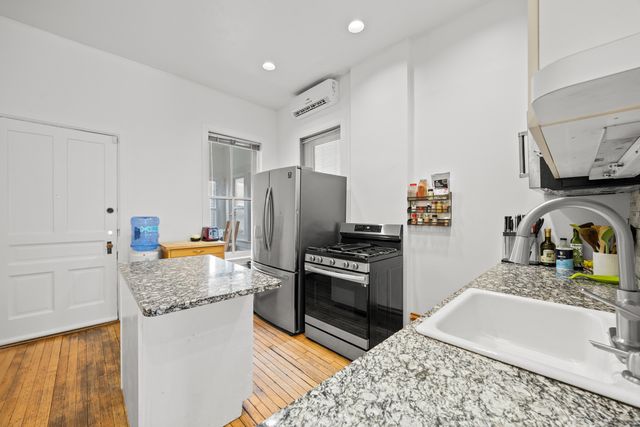 2024 W Superior Street, Chicago, IL 60612