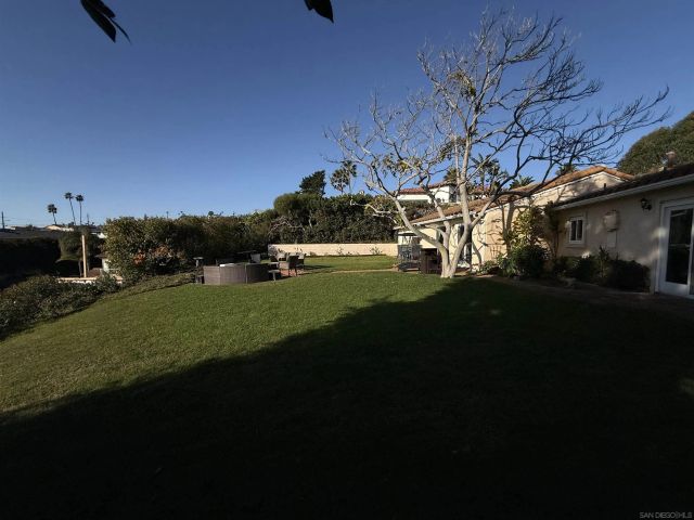 5432 Candlelight Drive, La Jolla, CA 92037