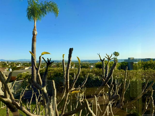 5432 Candlelight Drive, La Jolla, CA 92037