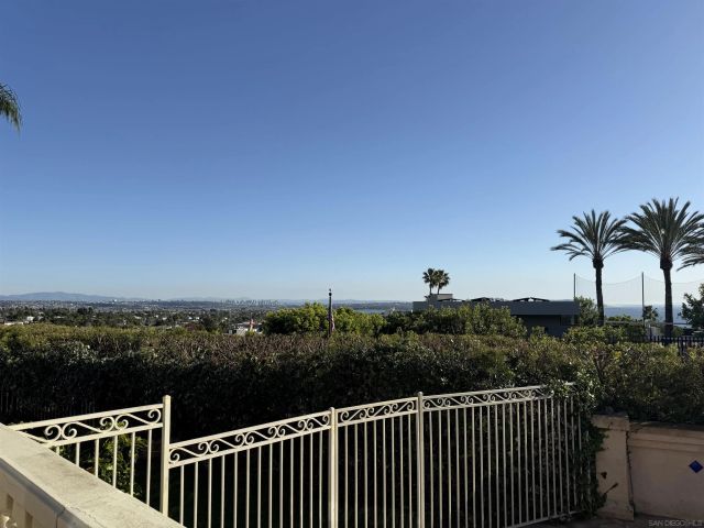 5432 Candlelight Drive, La Jolla, CA 92037