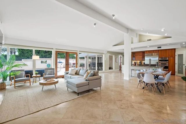 5432 Candlelight Drive, La Jolla, CA 92037