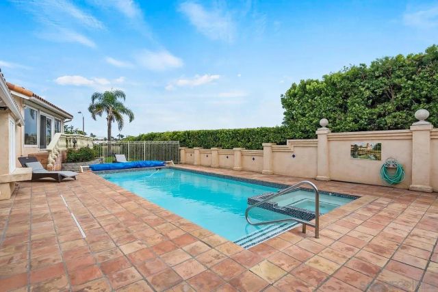 5432 Candlelight Drive, La Jolla, CA 92037