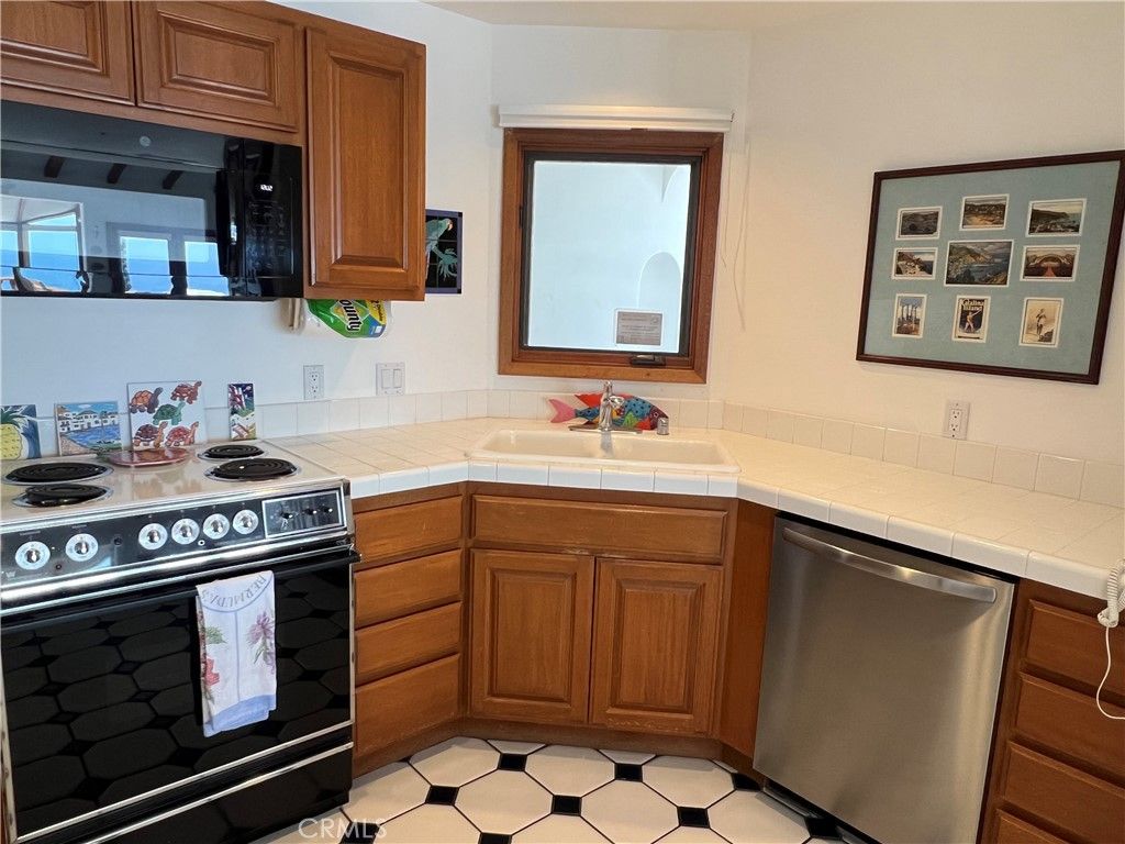 Image 8 of property listing at 38 Camino De Flores, Avalon, CA 90704