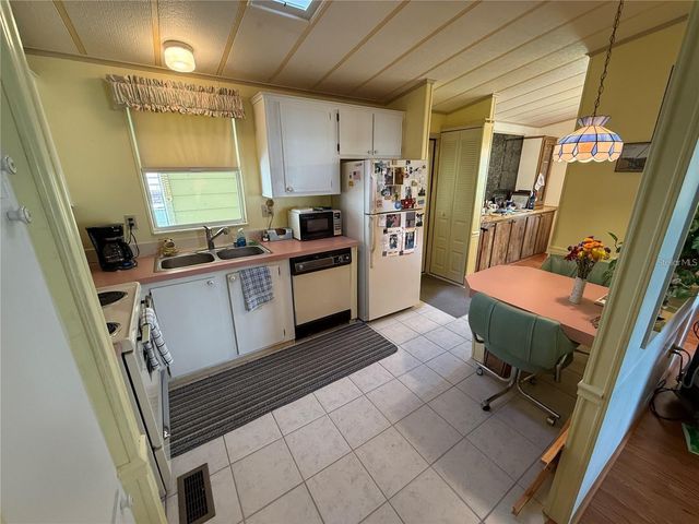 1532 W SCHWARTZ BOULEVARD, Lady Lake, FL 32159