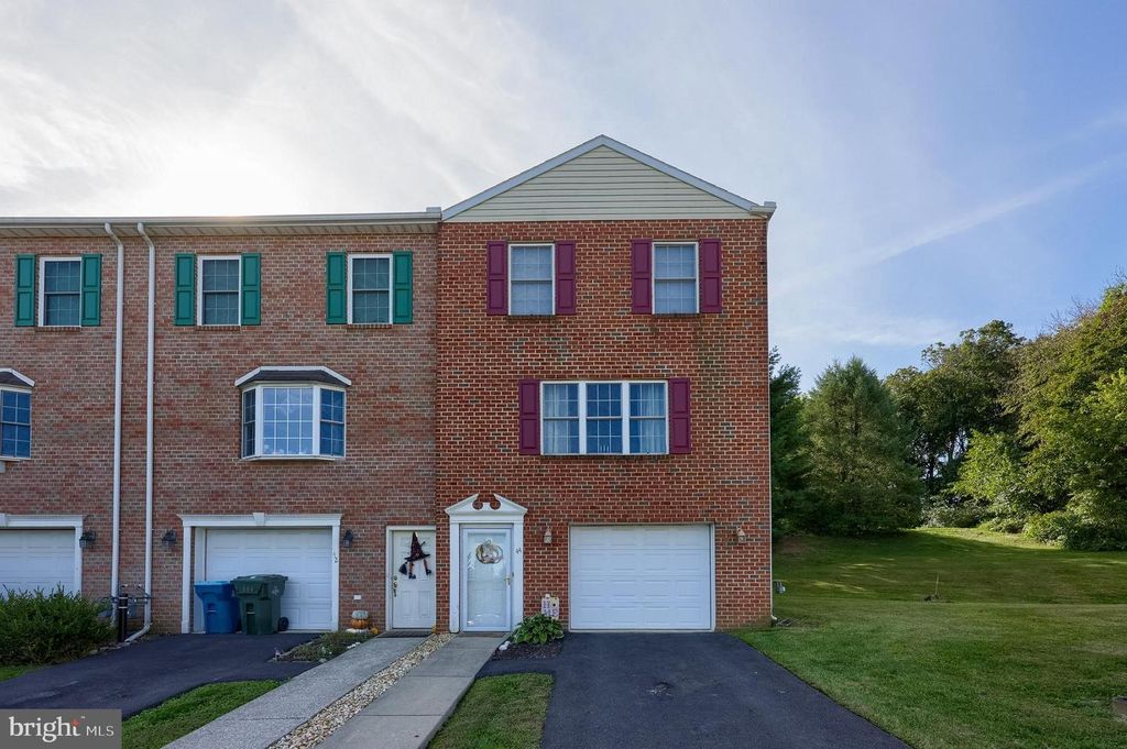 44 HUNTERS RUN CT, Red Lion, PA 17356