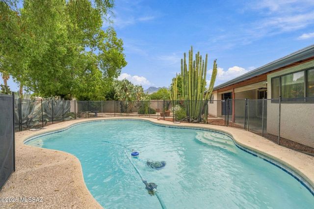 2721 N Dos Hombres Drive, Tucson, AZ 85715