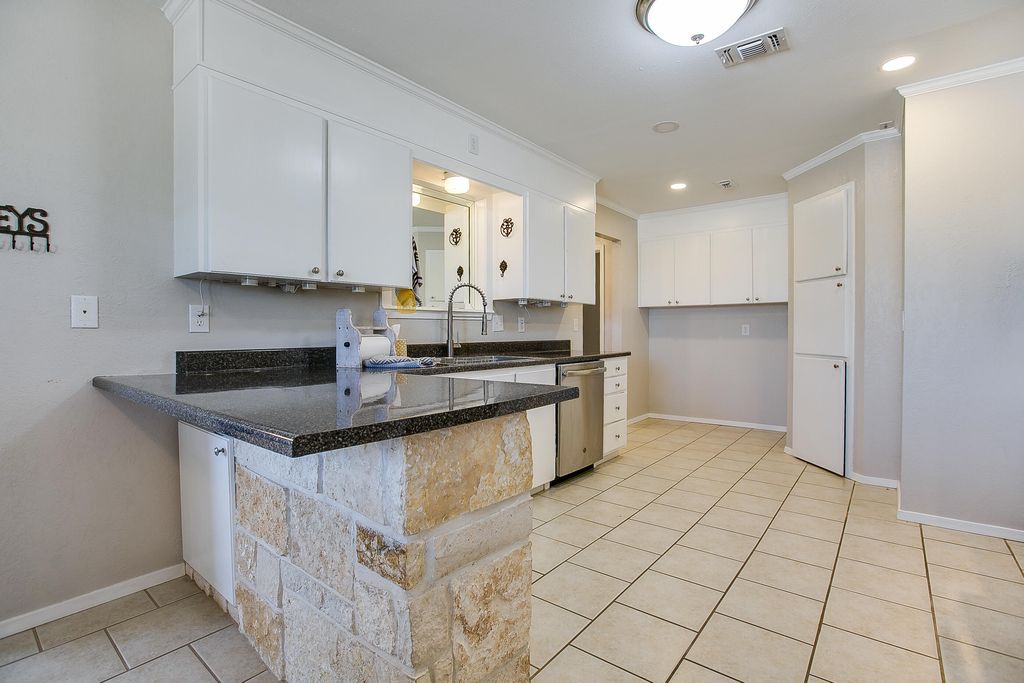 Image 13 of property listing at 725 Ranch To Market Road 584, San Angelo, TX 76904