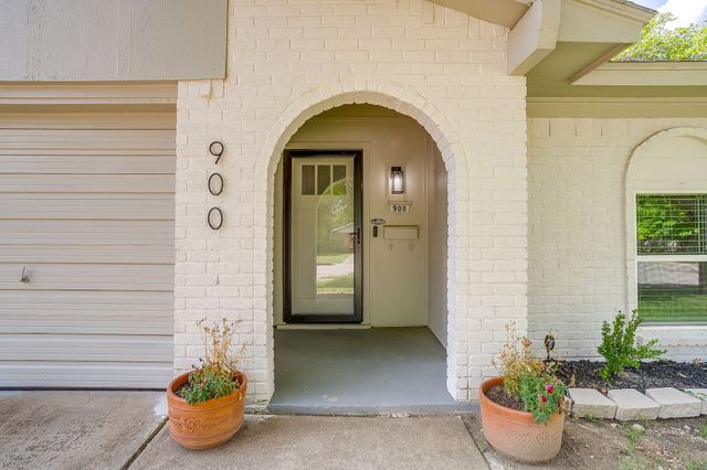 900 Vaughn Drive, Burleson, TX 76028