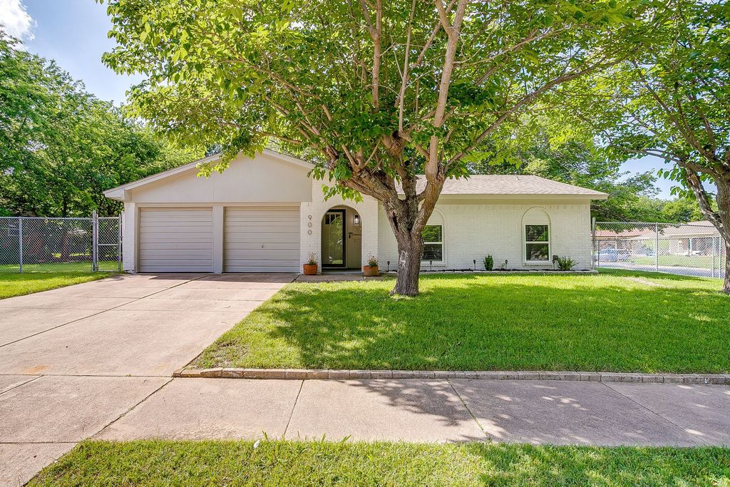 900 Vaughn Drive, Burleson, TX 76028