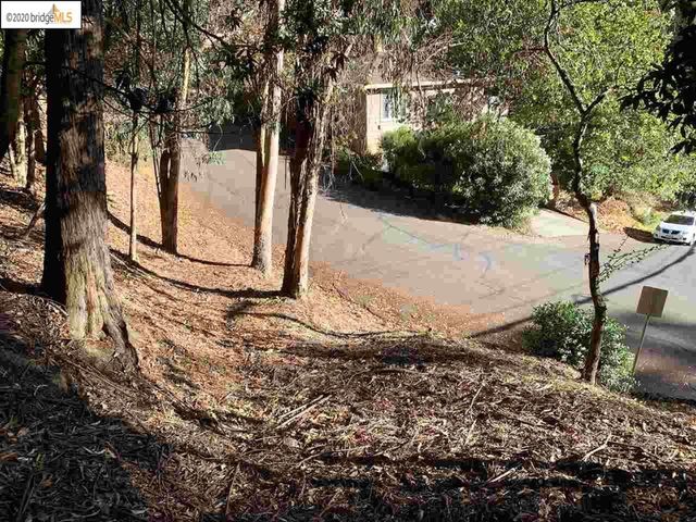 6696 Moore Dr, Oakland, CA 94611