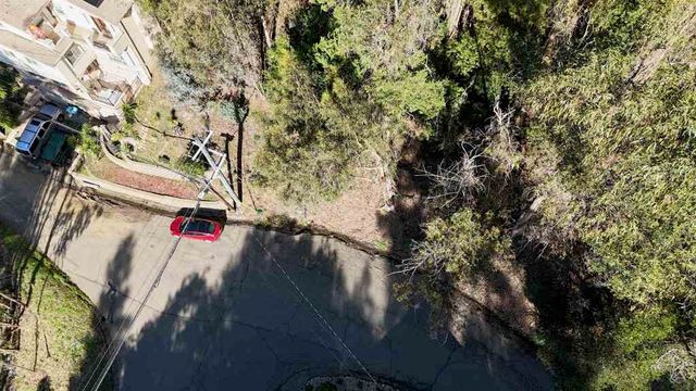 6696 Moore Dr, Oakland, CA 94611