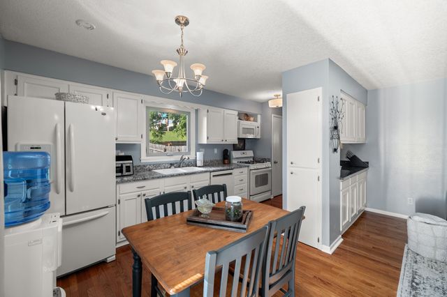 1229 NW 94th Court, Clive, IA 50325