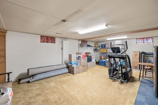 1229 NW 94th Court, Clive, IA 50325