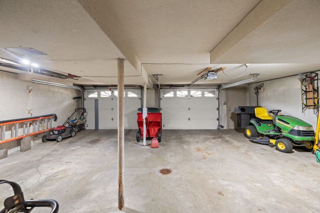 1229 NW 94th Court, Clive, IA 50325
