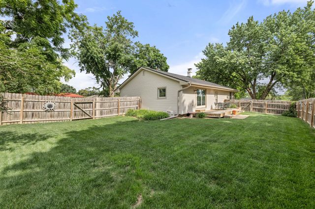 1229 NW 94th Court, Clive, IA 50325
