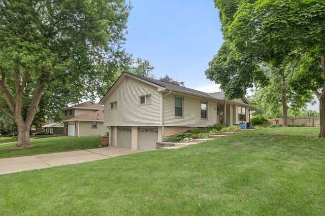 1229 NW 94th Court, Clive, IA 50325