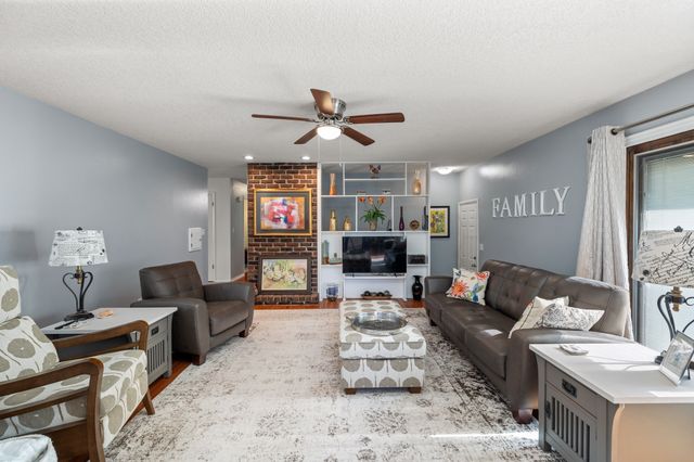 1229 NW 94th Court, Clive, IA 50325