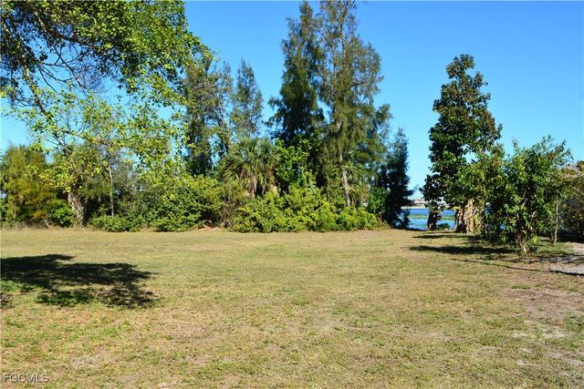 513 SW 13th ST, Cape Coral, FL 33991