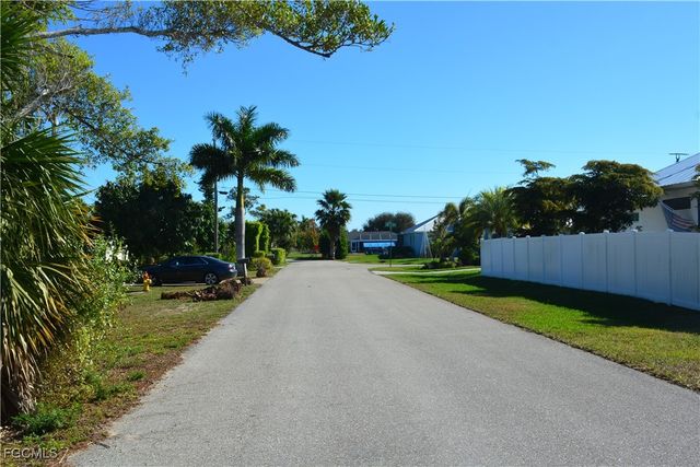 513 SW 13th ST, Cape Coral, FL 33991