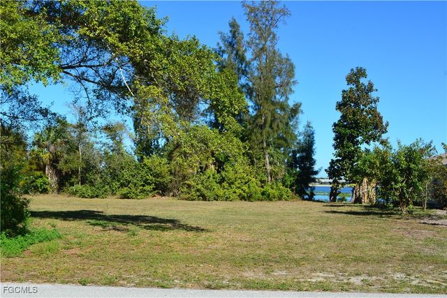 513 SW 13th ST, Cape Coral, FL 33991