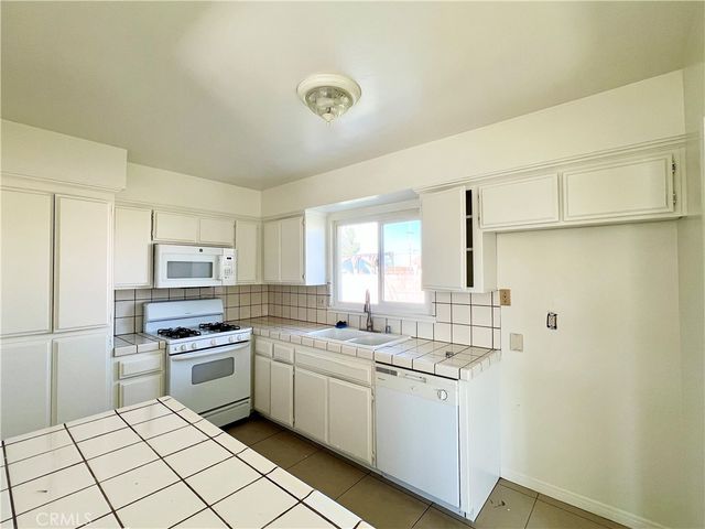 2111 E Avenue Q1, Palmdale, CA 93550