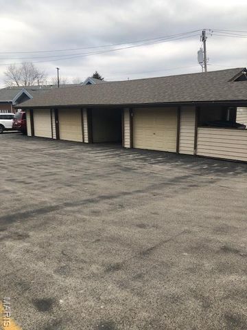 10 Fairways Circle E, St Charles, MO 63303