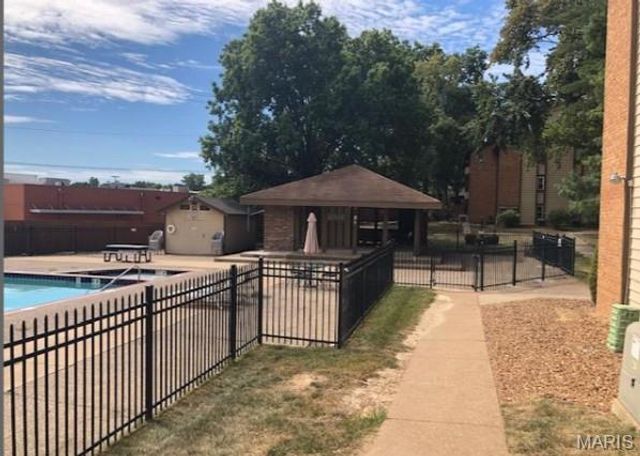 10 Fairways Circle E, St Charles, MO 63303