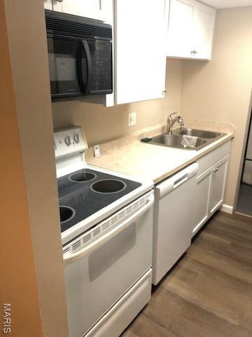 10 Fairways Circle E, St Charles, MO 63303