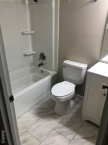 10 Fairways Circle E, St Charles, MO 63303