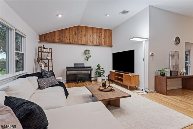 19 Sunrise Dr, Morris Plains Boro, NJ 07950
