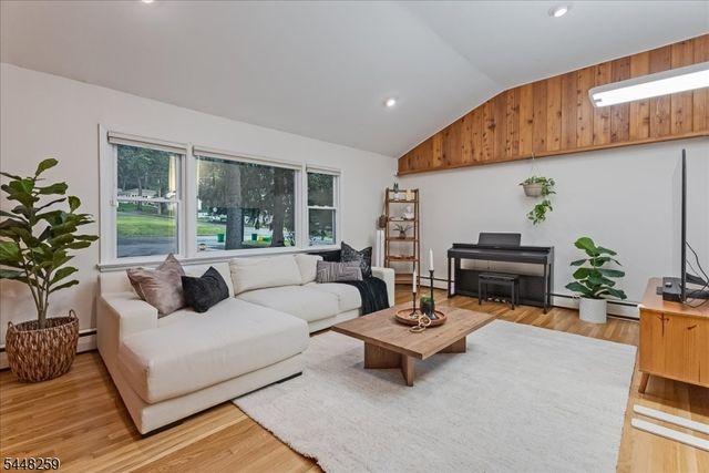 19 Sunrise Dr, Morris Plains Boro, NJ 07950