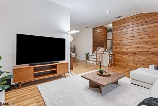 19 Sunrise Dr, Morris Plains Boro, NJ 07950