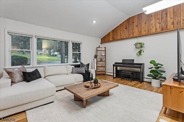19 Sunrise Dr, Morris Plains Boro, NJ 07950
