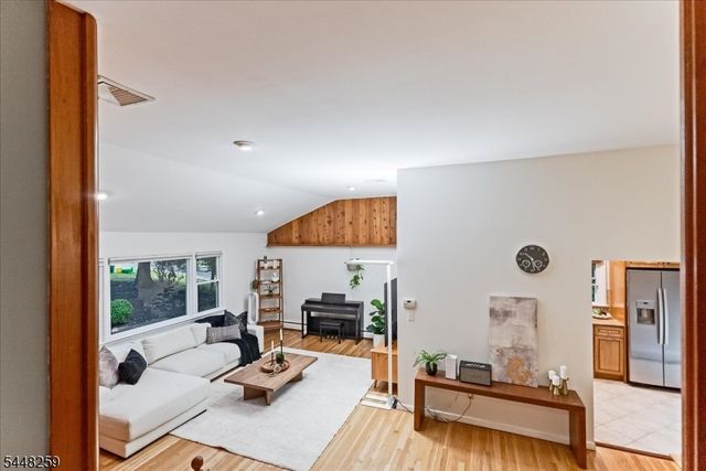 19 Sunrise Dr, Morris Plains Boro, NJ 07950