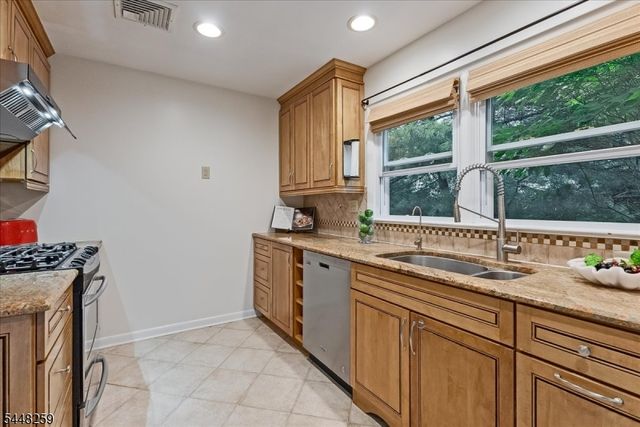 19 Sunrise Dr, Morris Plains Boro, NJ 07950