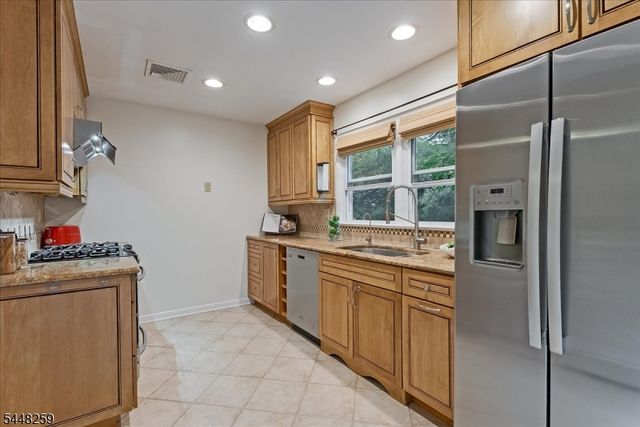 19 Sunrise Dr, Morris Plains Boro, NJ 07950