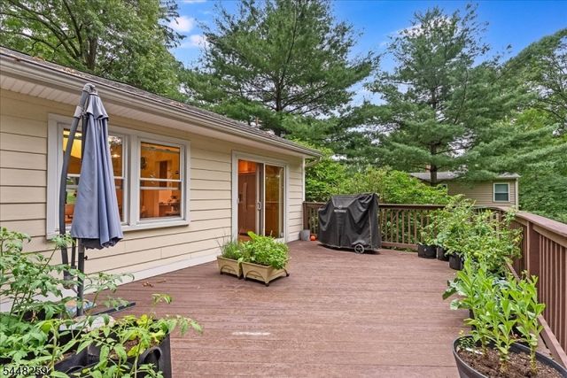 19 Sunrise Dr, Morris Plains Boro, NJ 07950