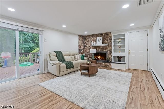 19 Sunrise Dr, Morris Plains Boro, NJ 07950