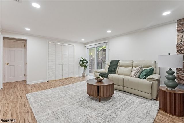 19 Sunrise Dr, Morris Plains Boro, NJ 07950